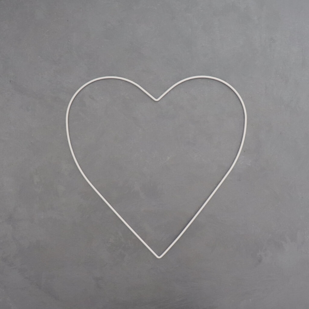 Kovové dekorační srdce 25 cm v bílé barvě – základ pro výrobu věnců, svatební a romantické dekorace